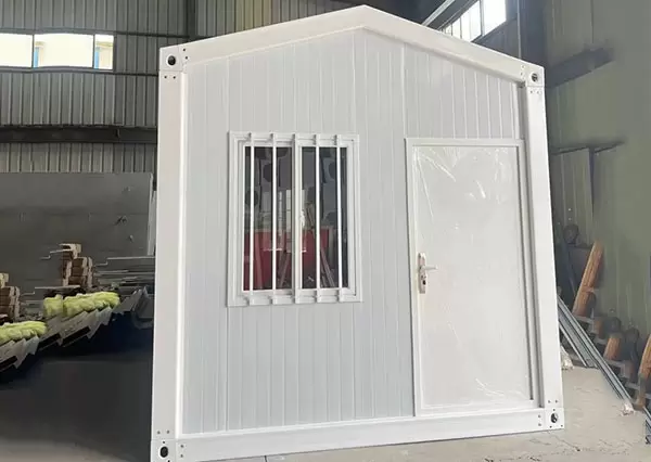 Casa container a montaggio rapido con tetto a spina di pesce